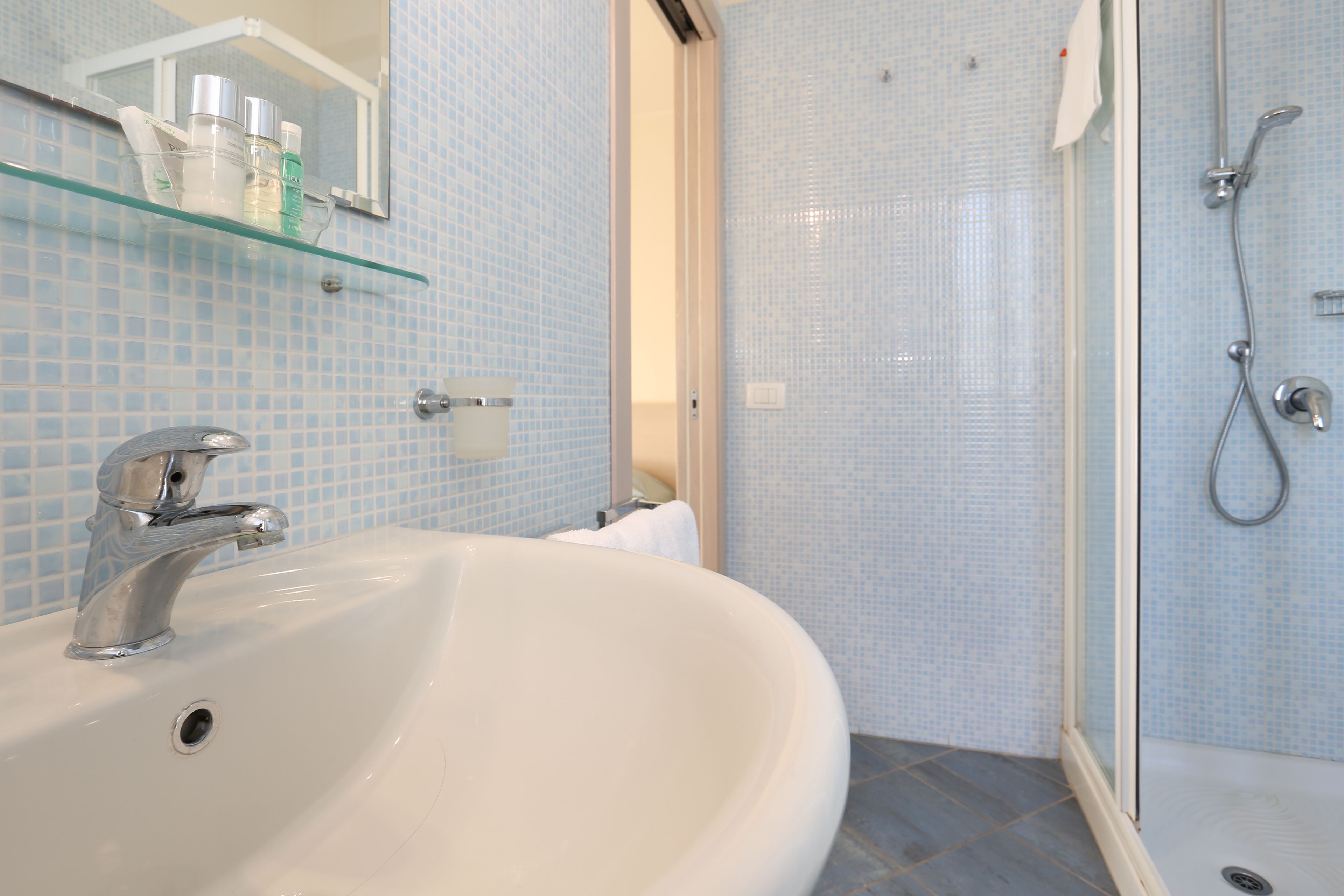 superior apartment, 1 bedroom, balcony, sea view | bathroom | shower