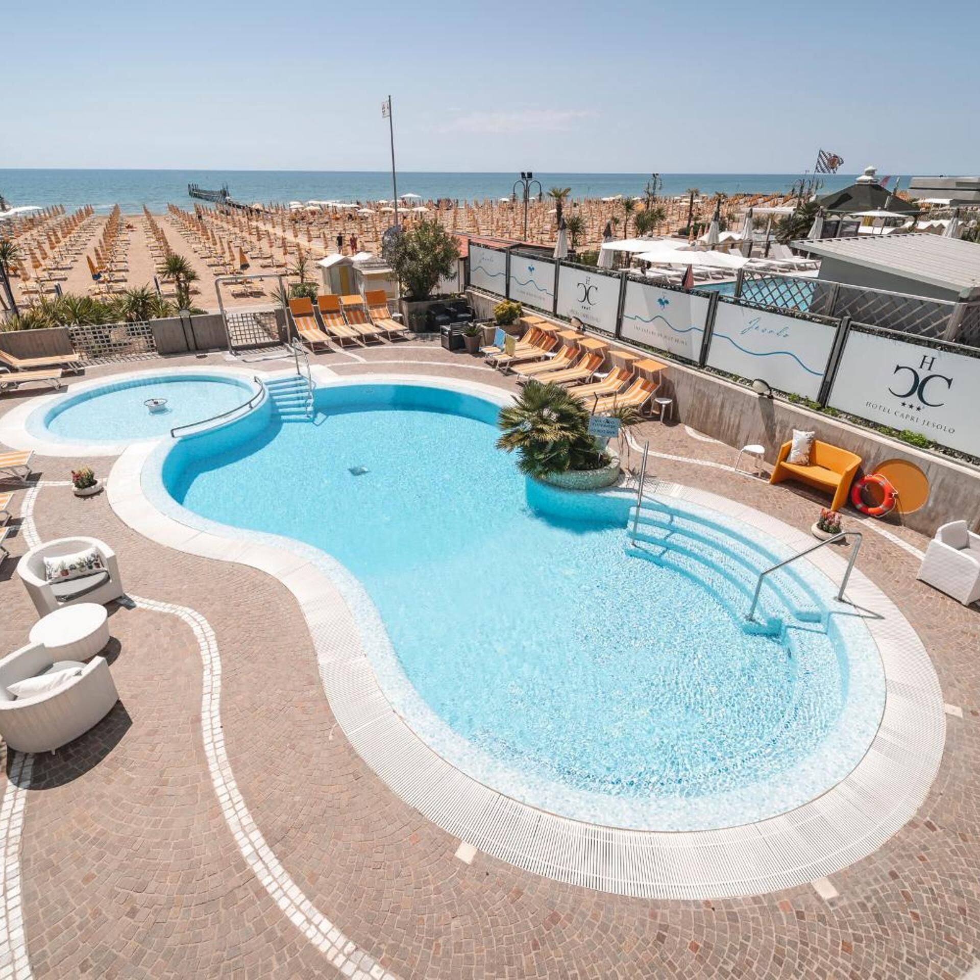 Una piscina al aire libre, tumbonas