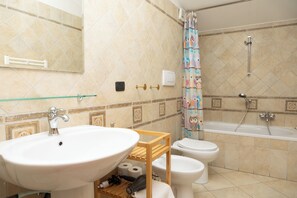 Departamento superior | Baño | Secadora de cabello, bidet, toallas, jabón 