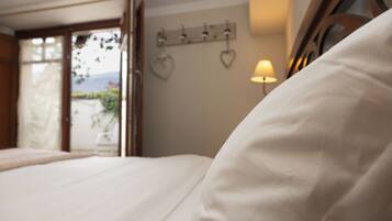 Deluxe-Zimmer, Terrasse | Individuell dekoriert, individuell eingerichtet, Schreibtisch