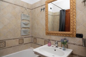 Deluxe Room, Terrace | Bathroom | Hair dryer, bidet, towels, soap - B&B La Dimora (Sulmona)