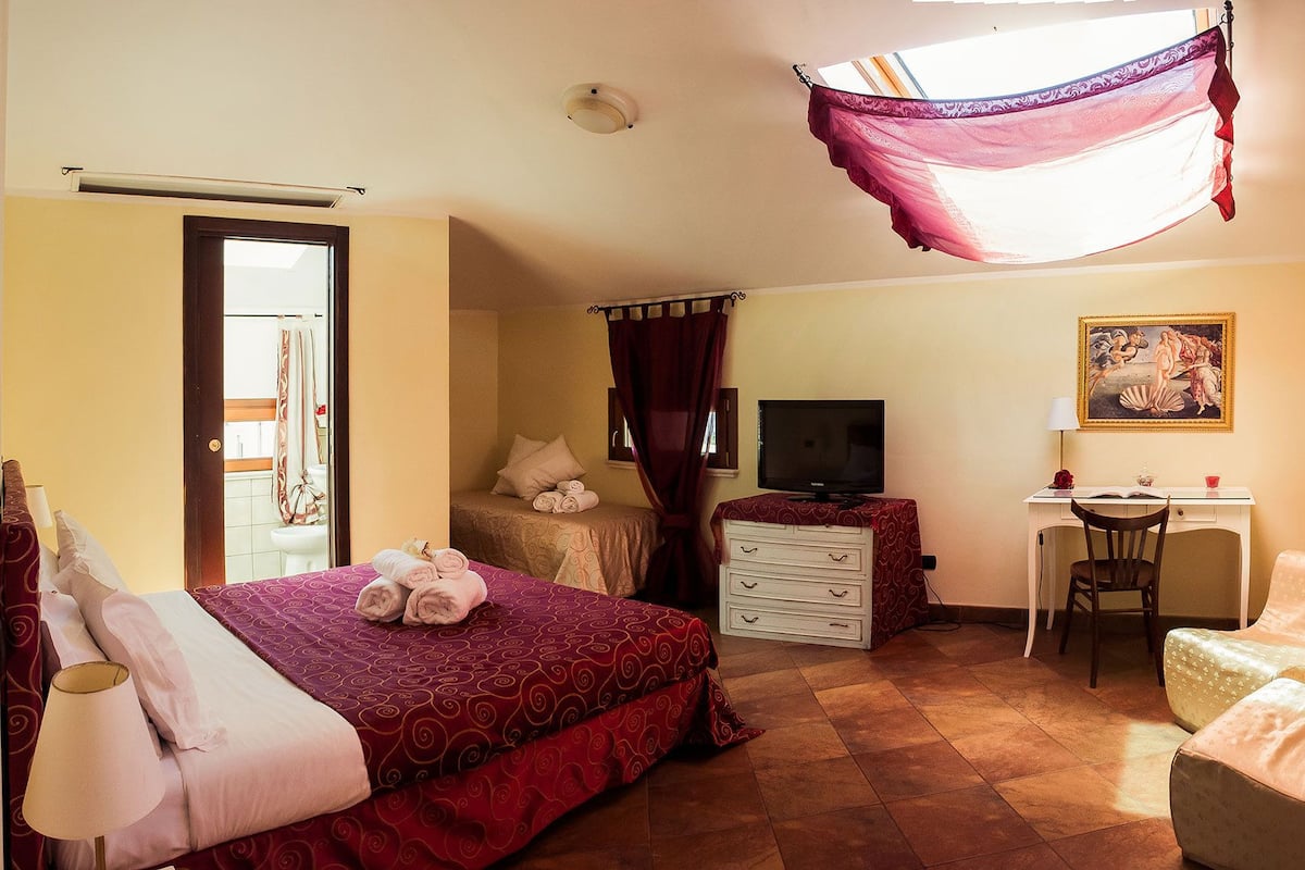 Deluxe driepersoonskamer | 1 slaapkamer, individueel gedecoreerd, individueel gemeubileerd