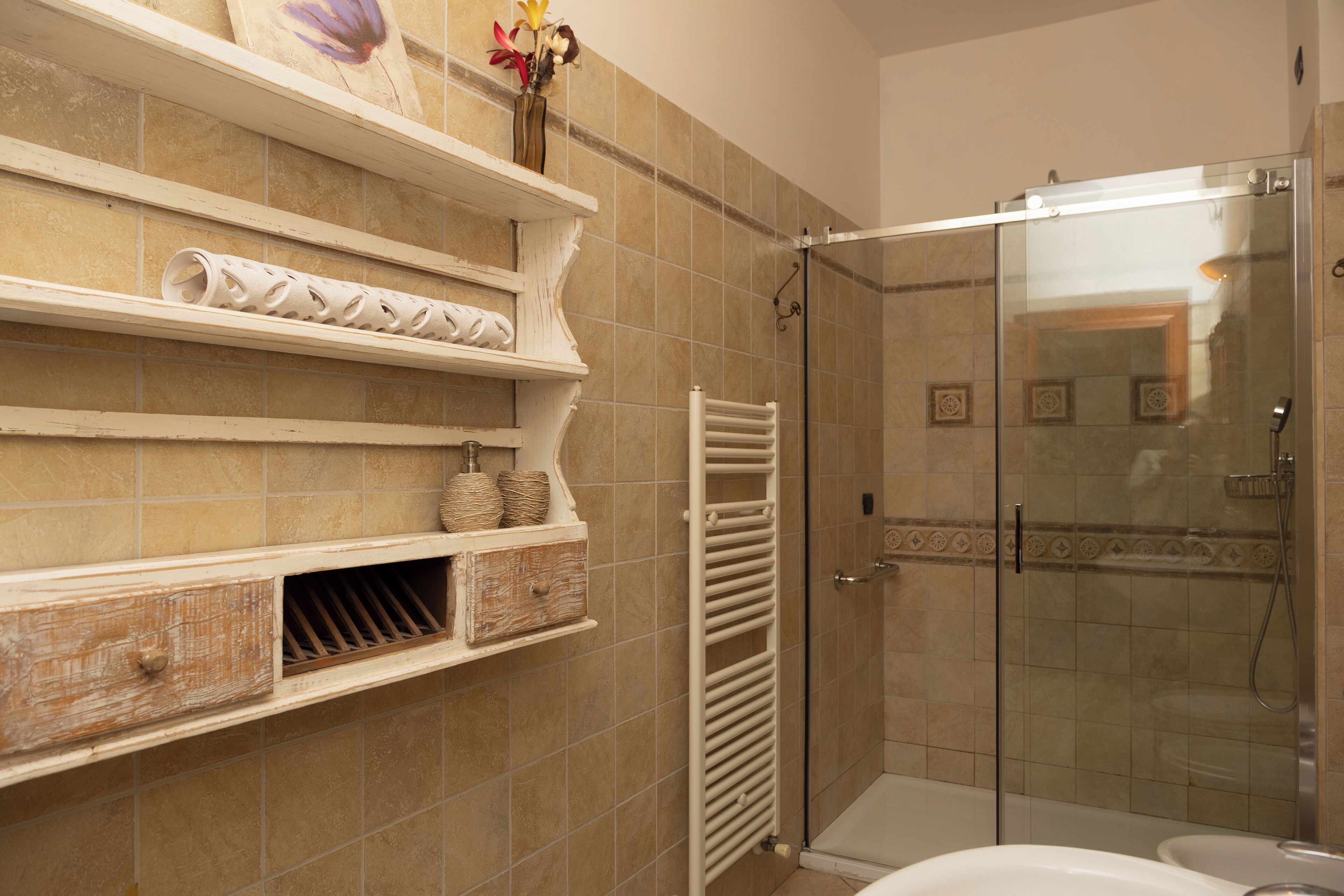 Habitación cuádruple de lujo | Baño | Secador de pelo, bidé, toallas y jabón