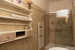 Habitación cuádruple de lujo | Baño | Secador de pelo, bidé, toallas y jabón