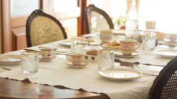 Desayuno a la carta diario (EUR 8 por persona)