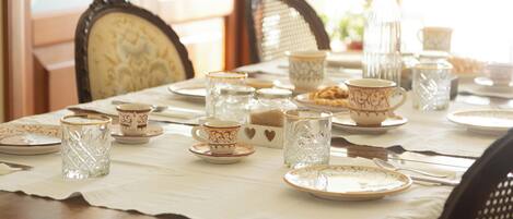 Petit déjeuner préparé sur commande (8 EUR par personne)