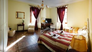 Individually decorated, individually furnished, desk, rollaway beds - B&B La Dimora (Sulmona)