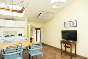 Superior Apartment | Living area | TV - B&B La Dimora (Sulmona)