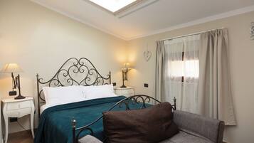 Camera Romantica, 1 camera da letto, bagno privato | Con stile personalizzato, con arredamento individuale, una scrivania