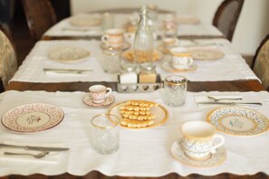 A dining table set with plates, glasses, and cutlery, arranged for a meal. - Room & Breakfast La Dimora (Sulmona)
