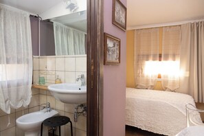 Deluxe Triple Room | Bathroom