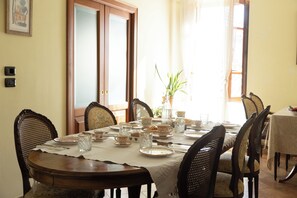 Daily cooked-to-order breakfast (EUR 8 per person)