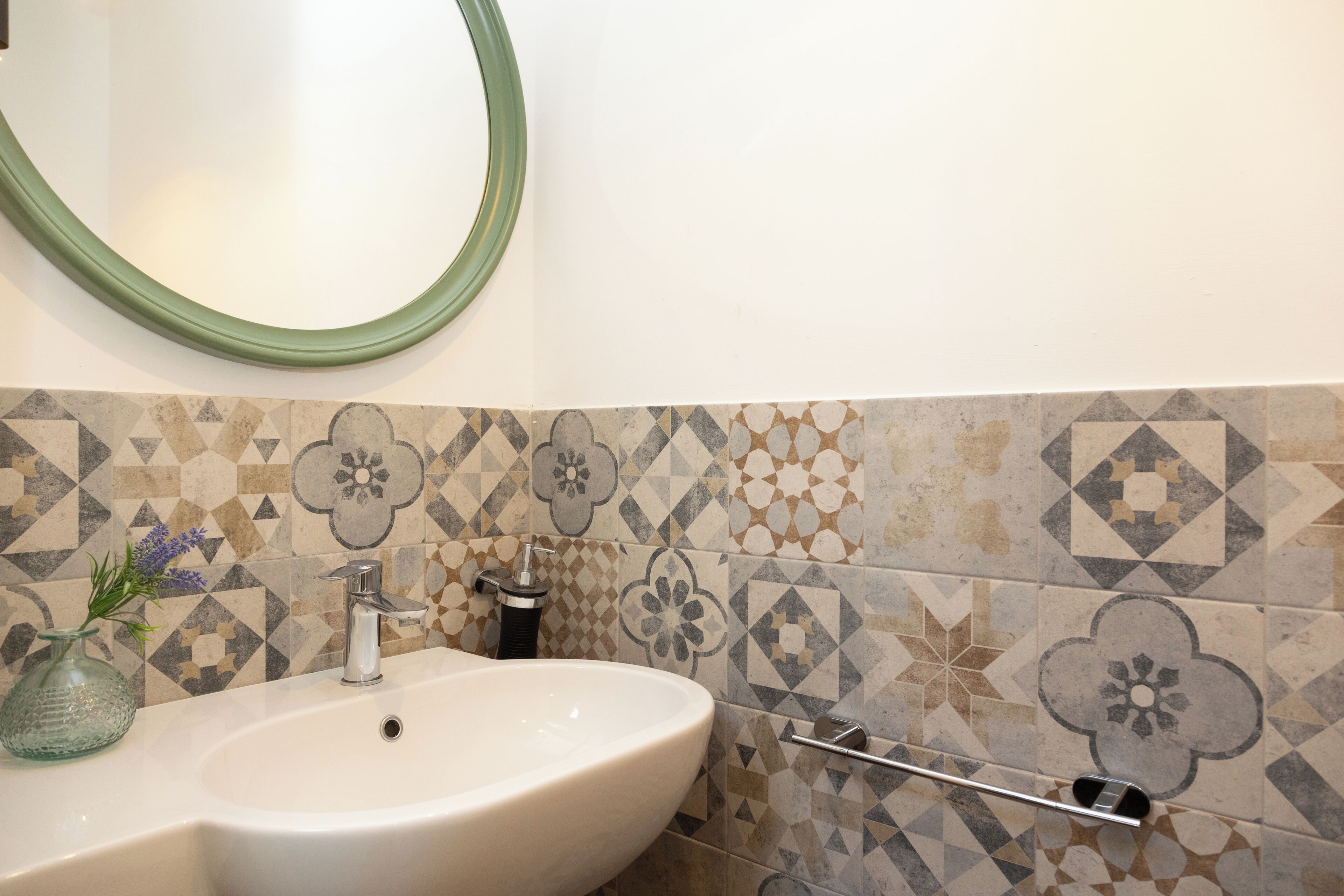 Secador de pelo, bidet, toallas, jabón