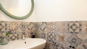 Secador de pelo, bidet, toallas, jabón