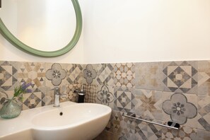 デザイン ルーム 1 ベッドルーム 専用バスルーム | バスルーム | ヘアドライヤー、ビデ、タオル、石鹸