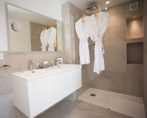Superior Double Room, 1 Queen Bed, Balcony, Garden View | Bathroom | Free toiletries, hair dryer, bathrobes, slippers - Le Verger Maelvi (Grimaud)