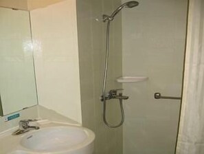 Shower, free toiletries, hair dryer, slippers - JinJiang Inn - Bejing Yizhuang Development Zone (Beijing)