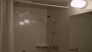 تجهيزات دش، مستلزمات مجانية للعناية الشخصية، مجففات شعر، خف للقدمين