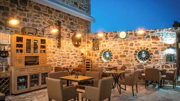 Breakfast, lunch, dinner served; pool views