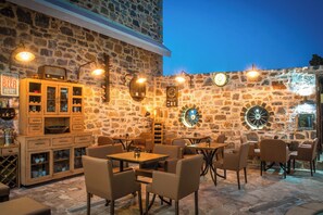 Serviço de café da manhã, almoço, jantar; vistas para a piscina