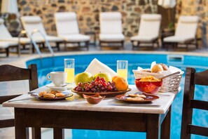 Breakfast, lunch and dinner served - Balsamico Traditional Suites (Hersonissos)