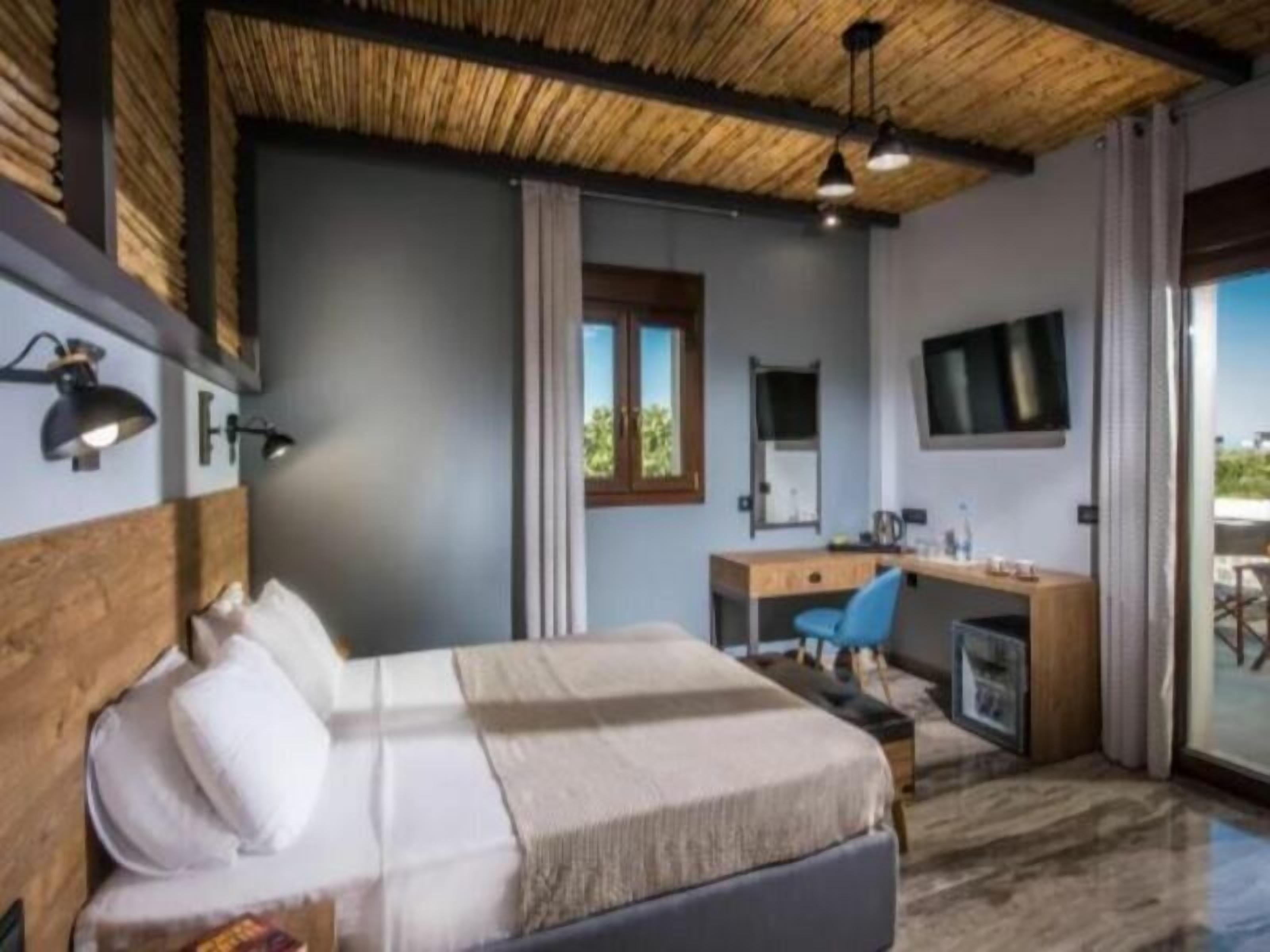 Sistema de insonorización, tabla de planchar con plancha y cunas 