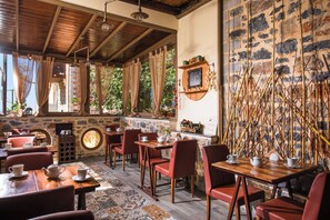 Breakfast, lunch, dinner served; pool views 