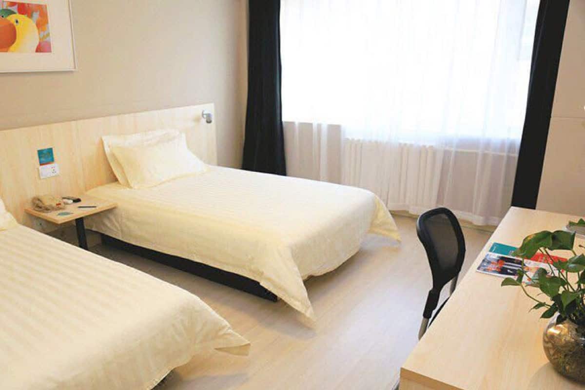 Standard Room, 2 Twin Beds (Mainland Chinese Citizen Only) | In-room safe, desk, blackout drapes, iron/ironing board