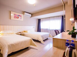 Caixa forta a l'habitació, escriptori i cortines opaques 