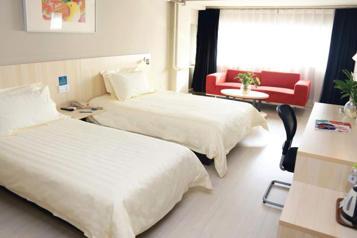 Standard Room B | Living room | 21-inch TV with digital channels