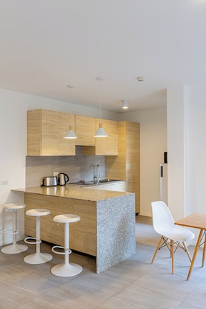 One Bedroom Garden Apartment - type B | Privat køkken | Køleskab/fryser i fuld størrelse, mikrobølgeovn, kogeplade