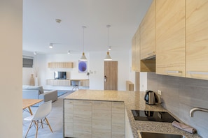 One Bedroom Garden Apartment - type B | Privat køkken | Køleskab/fryser i fuld størrelse, mikrobølgeovn, kogeplade
