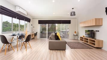 One Bedroom Balcony Apartment | Opholdsområde | Fladskærms-tv