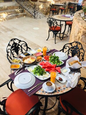 Free daily local cuisine breakfast - White Garden Hotel (Antalya)