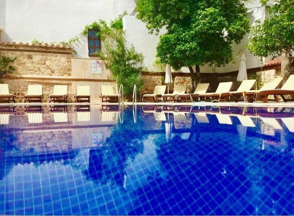 室外游泳池，池畔遮阳伞，日光浴躺椅