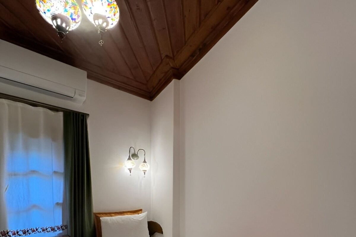 Single Room | In-room safe, soundproofing, WiFi (free), bed sheets