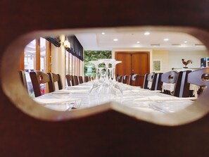 Serveert ontbijt, lunch, diner, Mediterrane gerechten