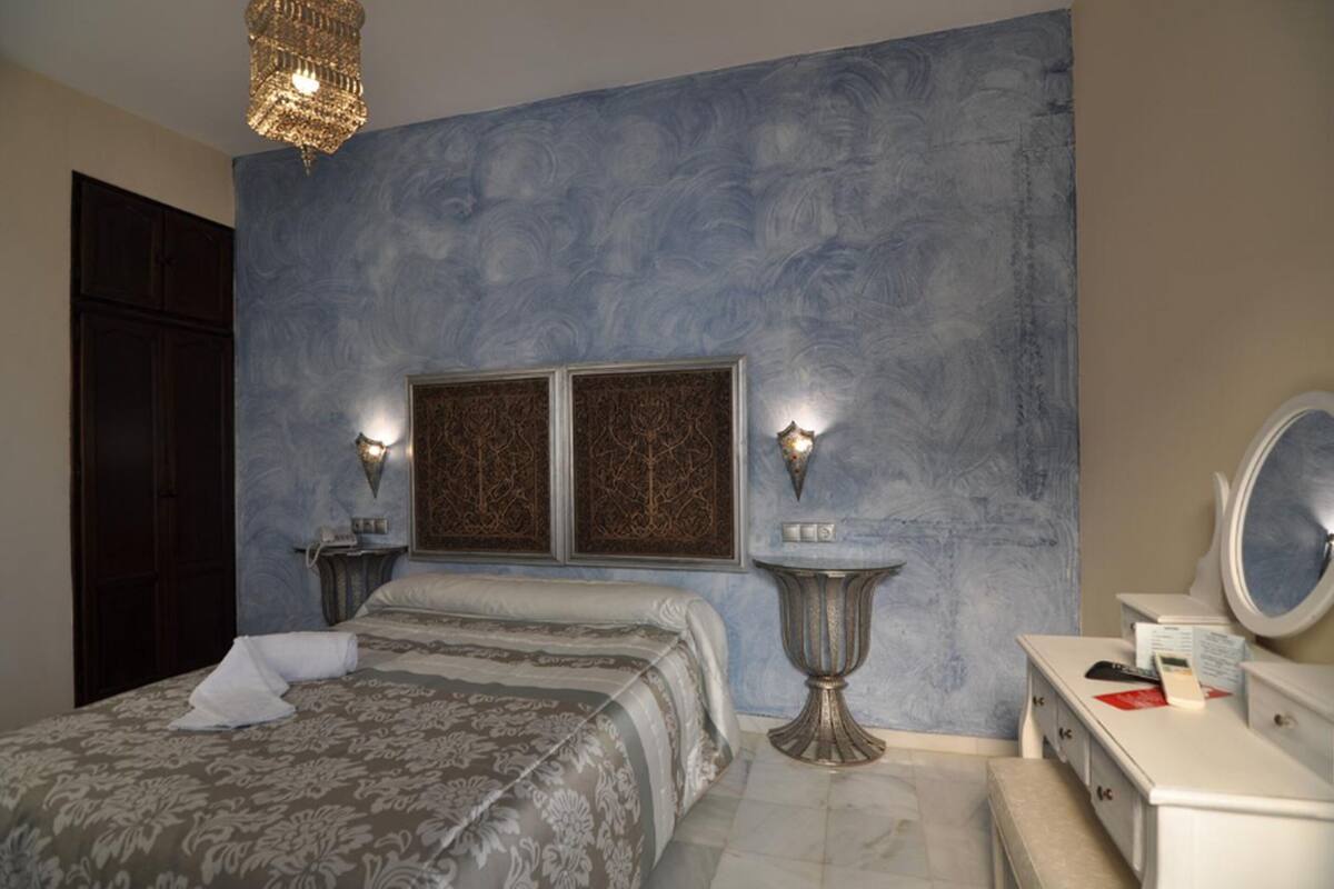 Double Room | In-room safe, WiFi (free), bed sheets