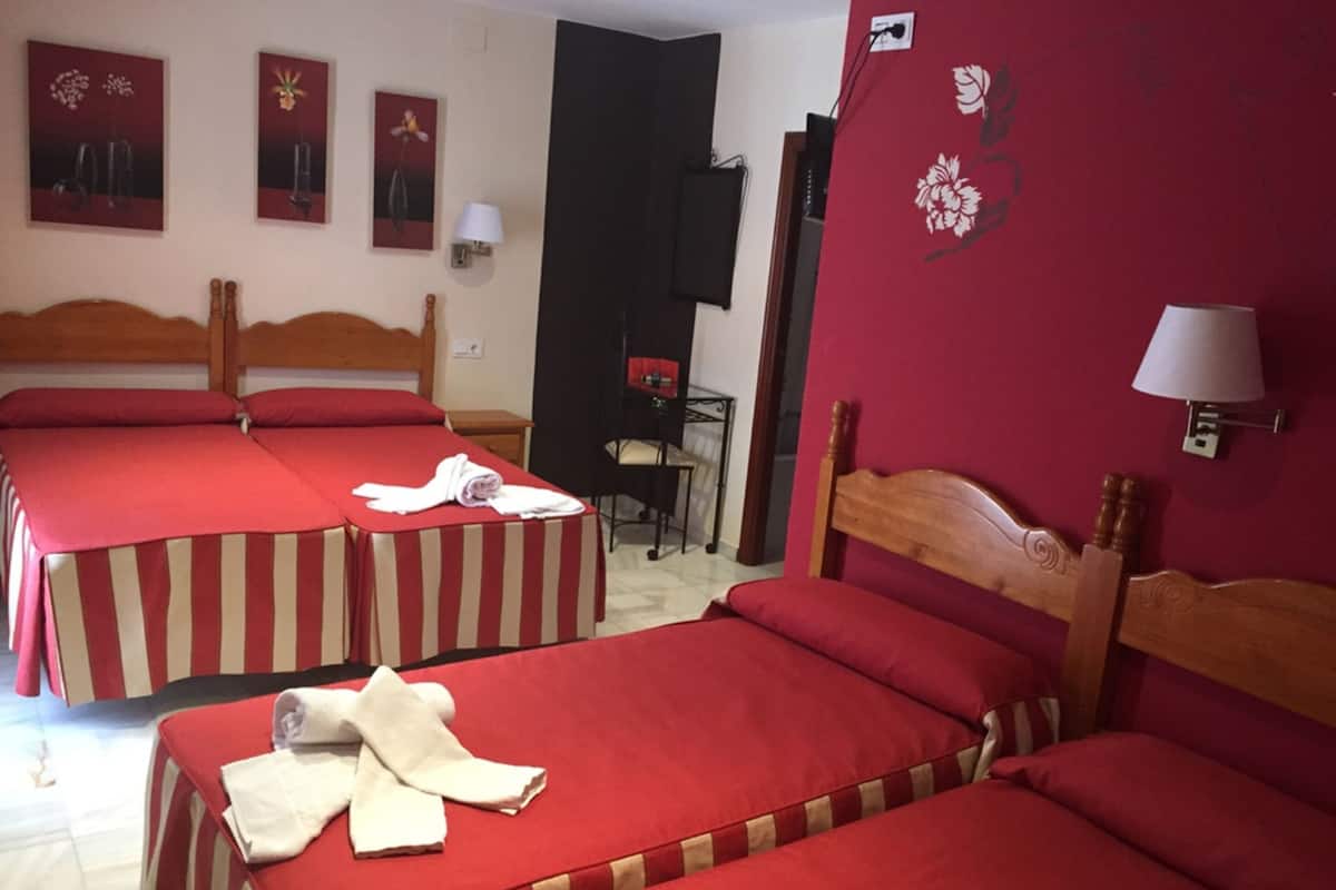 Vierpersoonskamer | Een kluis op de kamer, gratis wifi, beddengoed