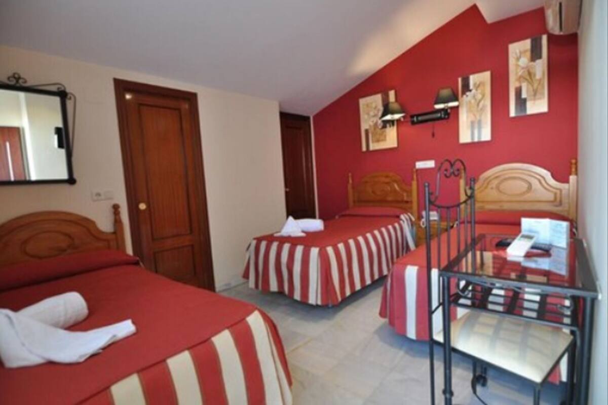 Triple Room | In-room safe, WiFi (free), bed sheets