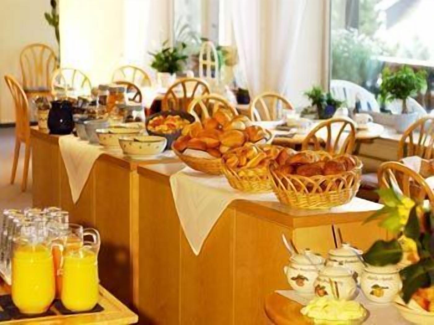 Tägliches einheimisches Frühstück (19 EUR pro Person)