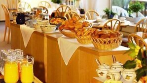 A breakfast buffet with bread, pastries, and fruit. - Hotel Garni Belvedere, das BIO Hotel & SuiteHotel am Ederse (Waldeck)
