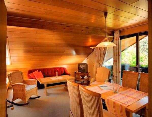 Panoramic-Suite, 1 Schlafzimmer, Kochnische, Seeblick | Wohnbereich | Flachbildfernseher