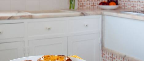 Una cocina con encimera blanca, un lavamanos y un salpicadero con diseño.
