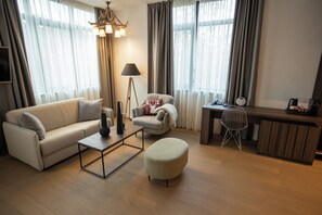 Suite | Area keluarga | Televisi LED 112-cm dengan saluran TV kabel dan monitor komputer