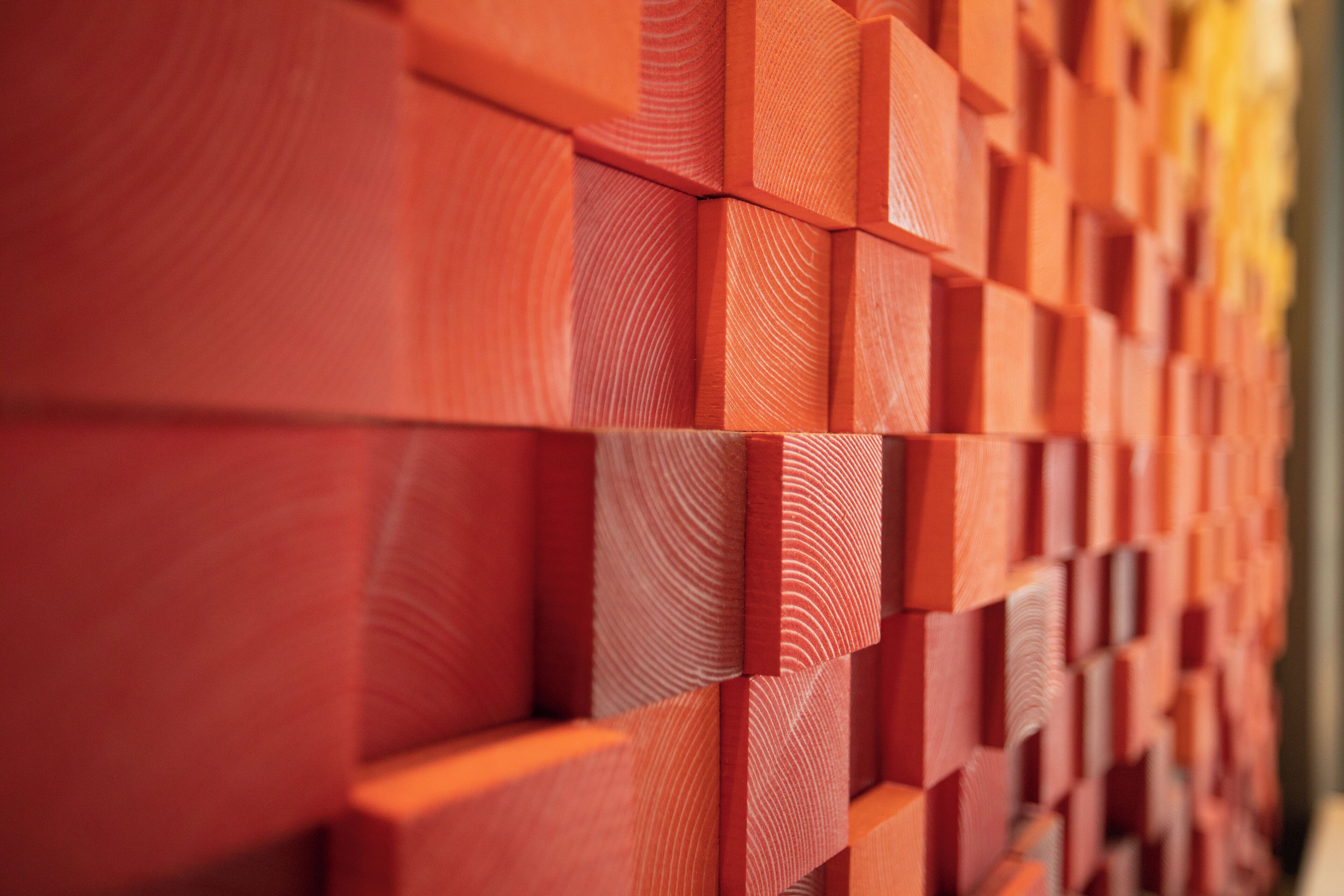 Detailaufnahme einer Holzwand mit strukturierter Oberfläche.
