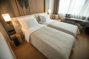 Habitación empresarial con 2 camas individuales | Ropa de cama de alta calidad, camas con pillow-top y minibar 