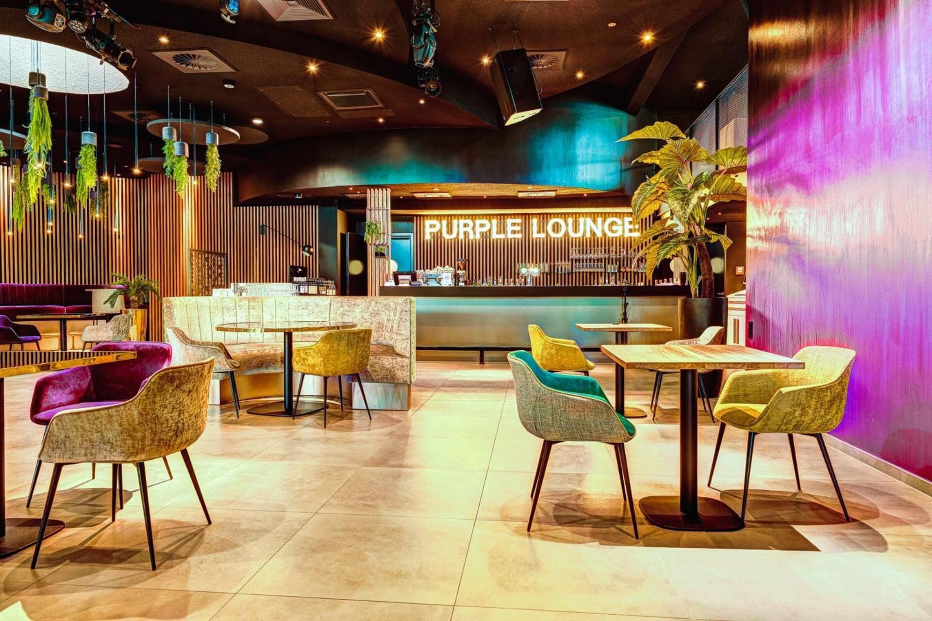 2 restaurants; breakfast, lunch, and dinner served