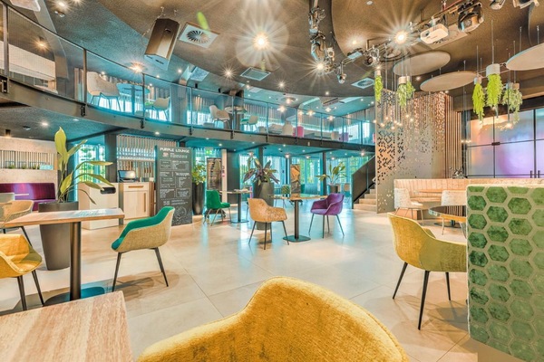 3 bars/lounges