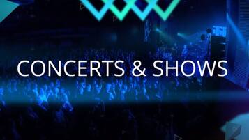 Scena di un concerto con il testo 'CONCERTS & SHOWS' ben visibile.